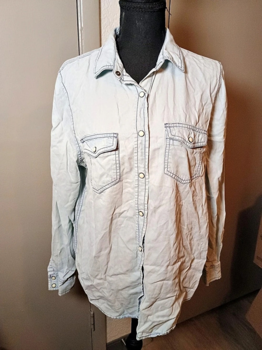 Mossimo Supply Co. Boyfriend Fit Denim Shirt. White Medium